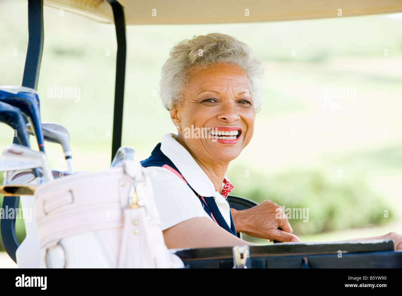 Ritratto di donna seduta in un carrello da golf Foto Stock