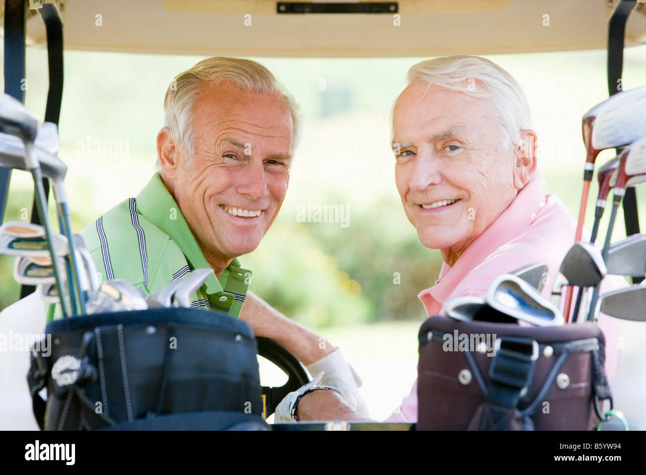 Amici maschi godendo di un gioco di Golf Foto Stock