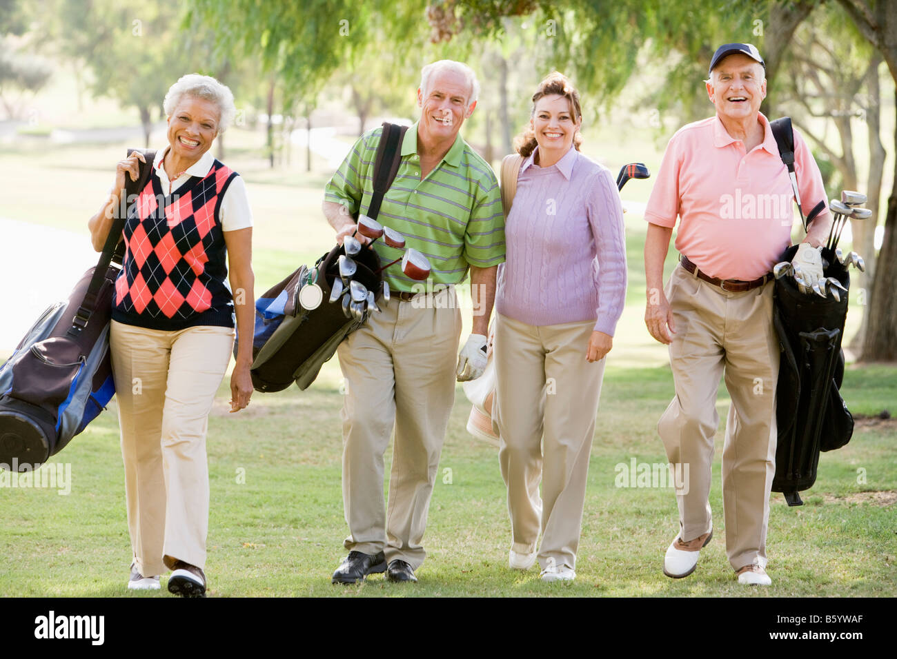 Ritratto di quattro amici godendo di un gioco di Golf Foto Stock