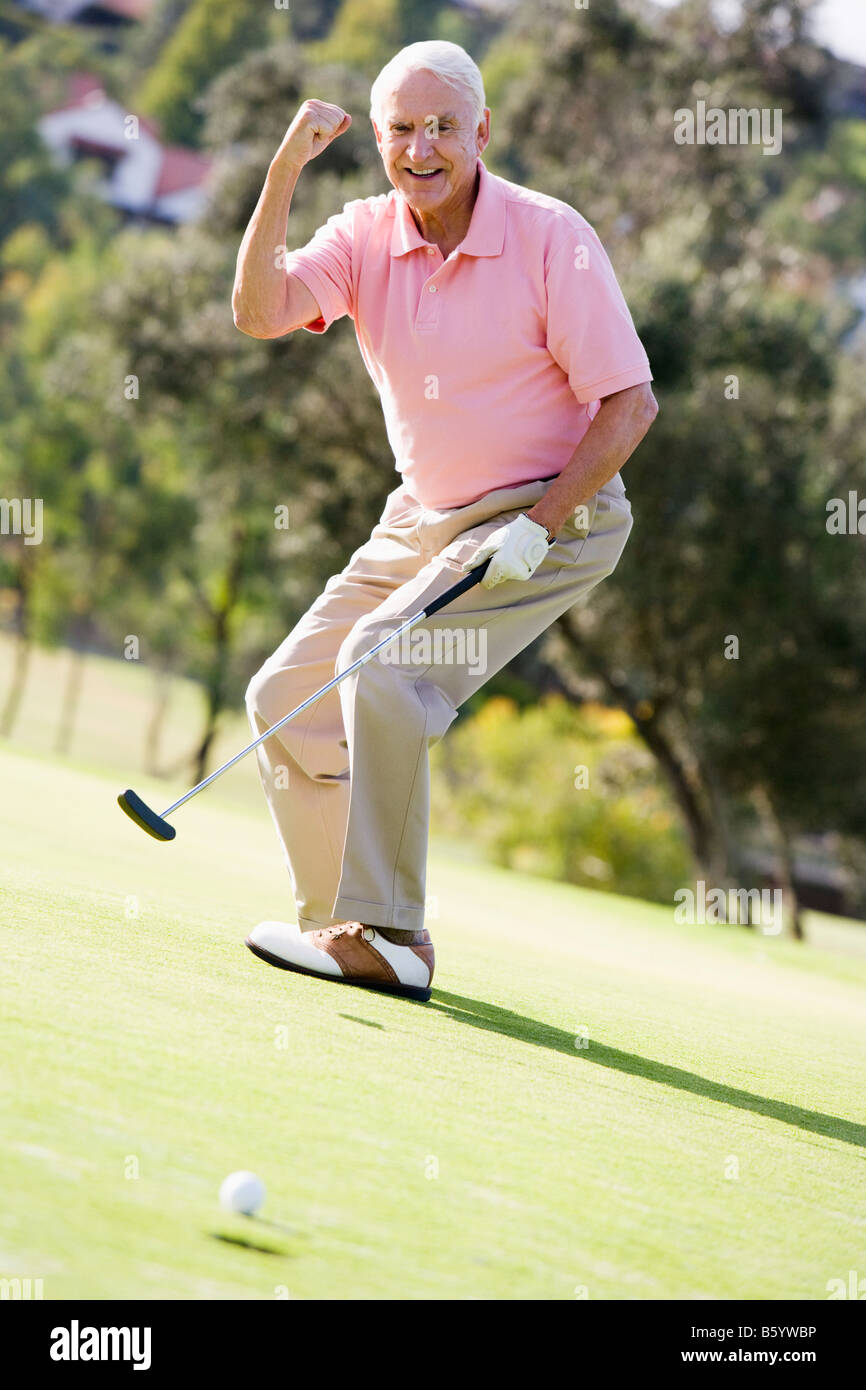 L'uomo gioca una partita di golf Foto Stock
