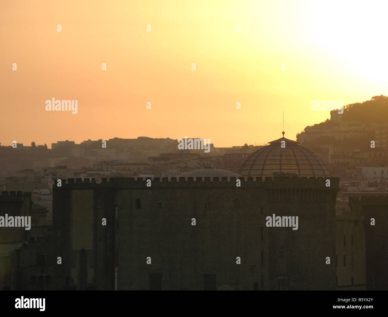Arancione tramonto su Napoli, Italia Foto Stock