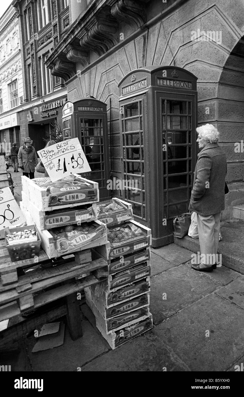 Regno Unito Inghilterra Cheshire Stockport centro K6 caselle telefono in luogo di mercato degli anni ottanta, ora rimosso Foto Stock