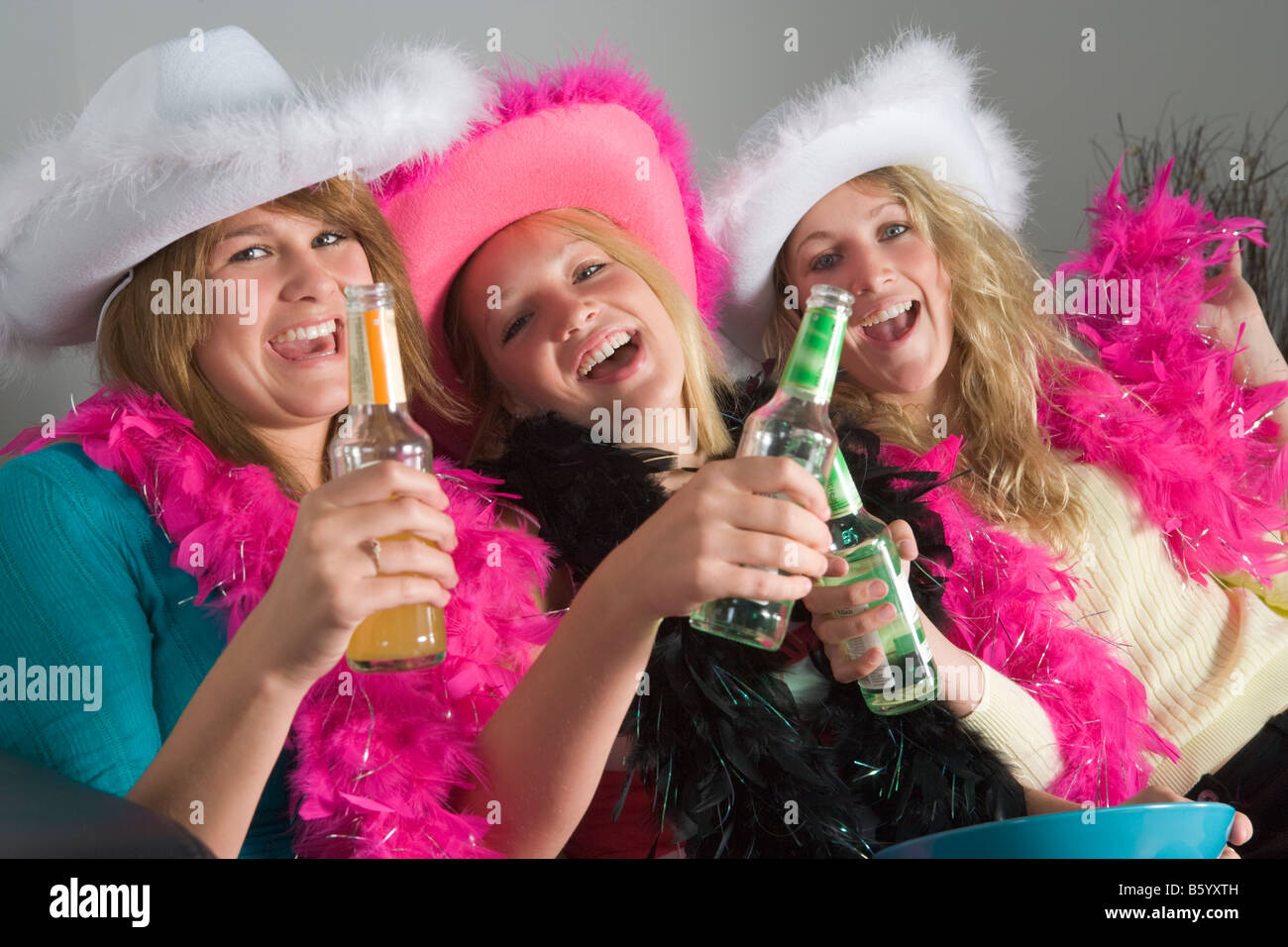 Vestito ragazze adolescenti godendo bevande Foto Stock
