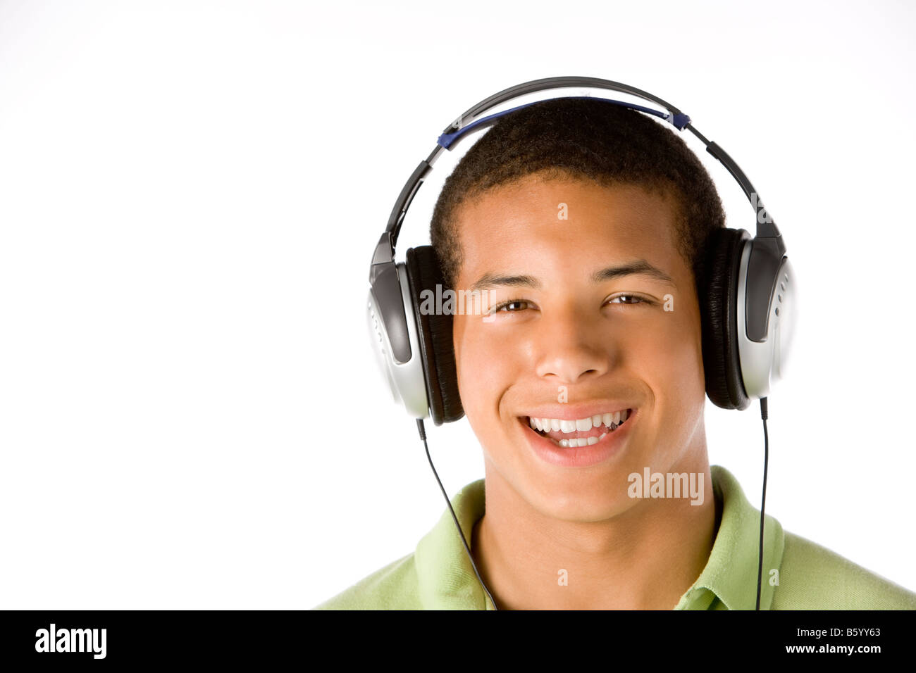 Ragazzo adolescente Ascoltare musica sulle cuffie Foto Stock