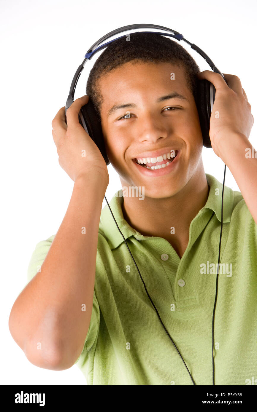 Ragazzo adolescente Ascoltare musica sulle cuffie Foto Stock