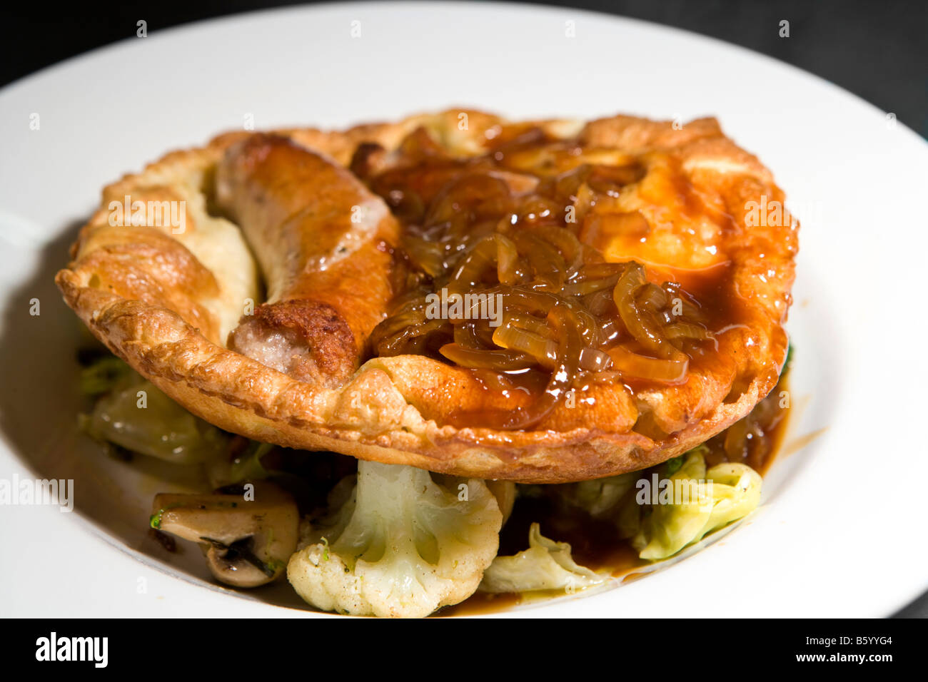 Salsicce e torta di cipolle con verdure Foto Stock