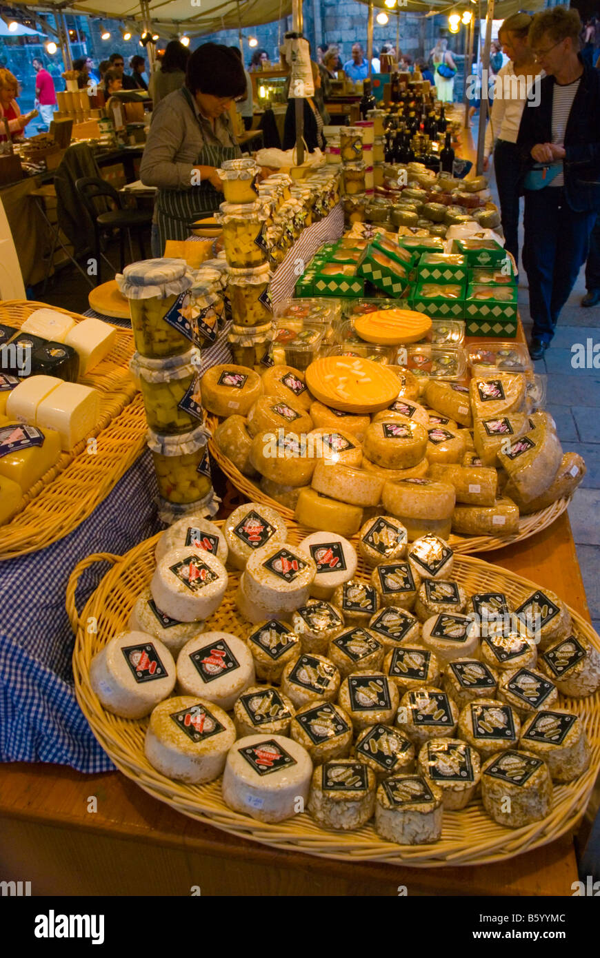 Pressione di stallo di formaggio al fine settimana mercato organico a Placa del Pi nel Barri Gotic distretto in Barcellona Spagna Europa Foto Stock