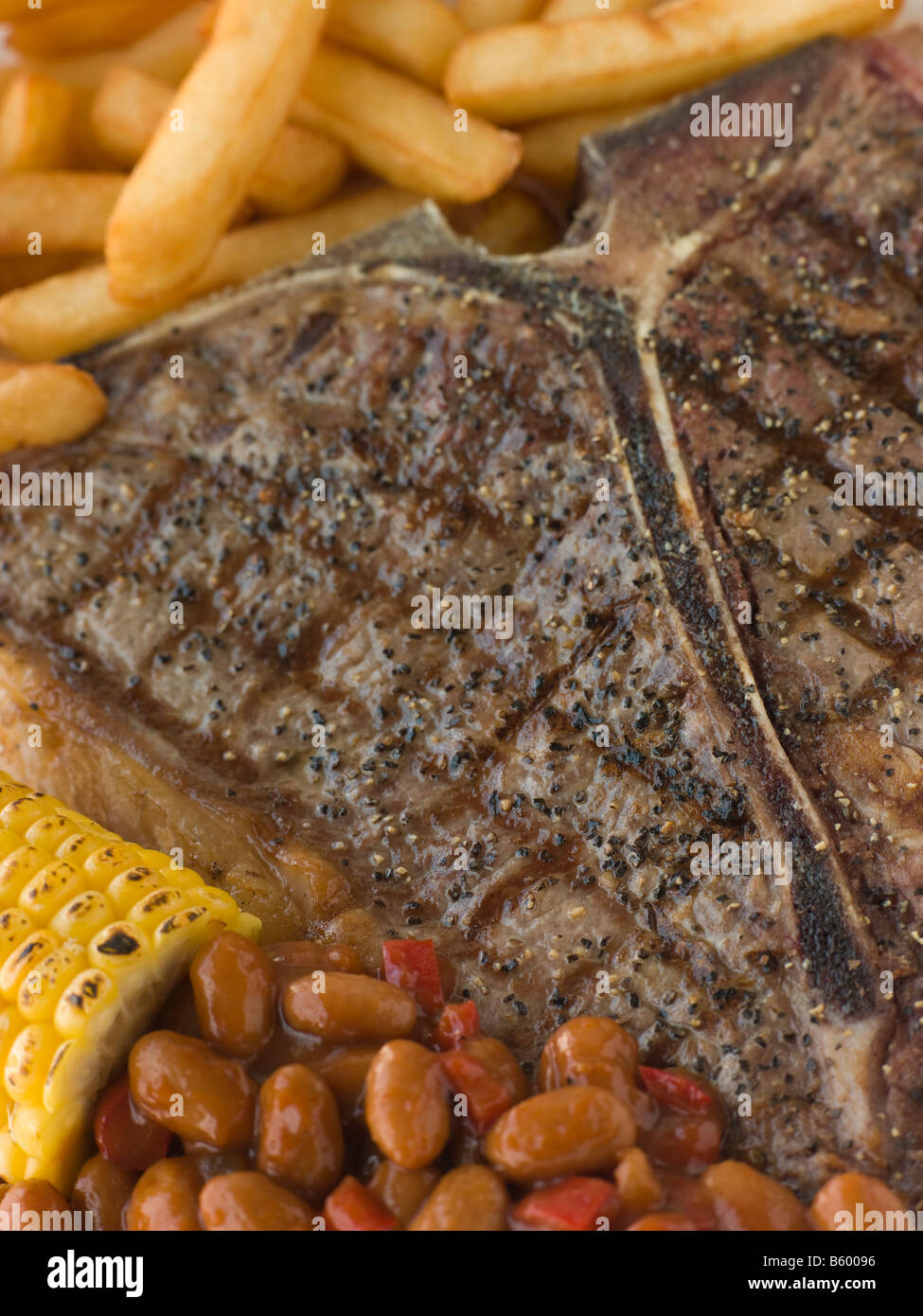 Cameriere Offerta Di Bistecca Alla Fiorentina Con Patatine Fritte -  Fotografie stock e altre immagini di Bistecca di manzo - iStock