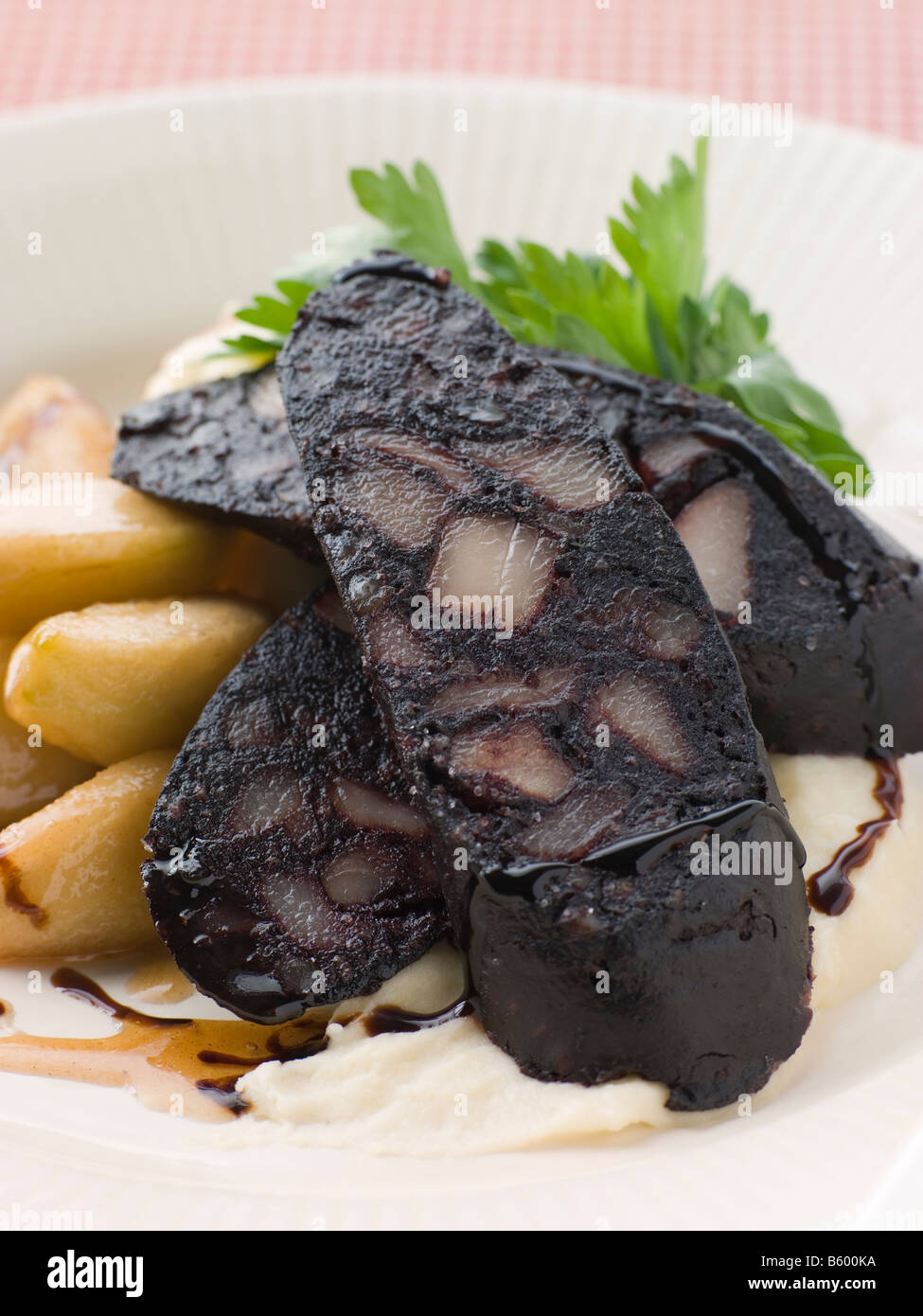 Boudin Noir mele caramellate e Pomme purea con aceto balsamico Foto Stock