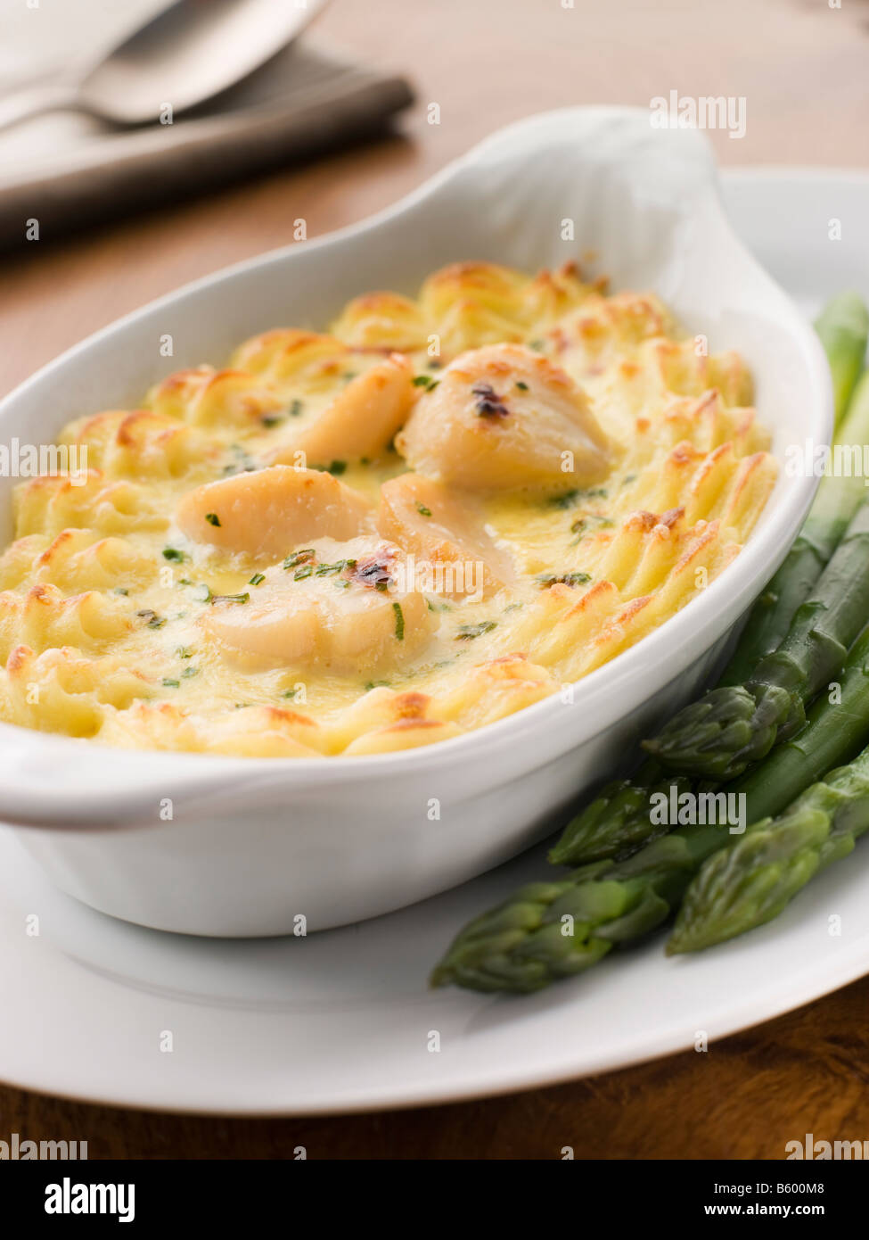 Coquilles St Jacques Mornay con purea di Pomme Foto Stock