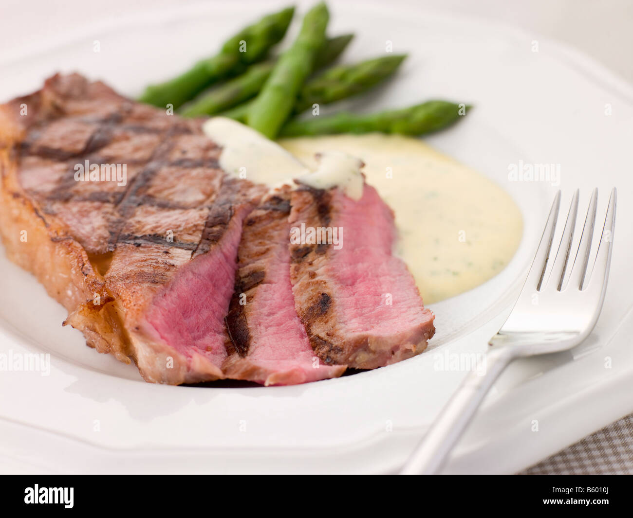 Bistecca Bearnaise con asparagi Spears Foto Stock