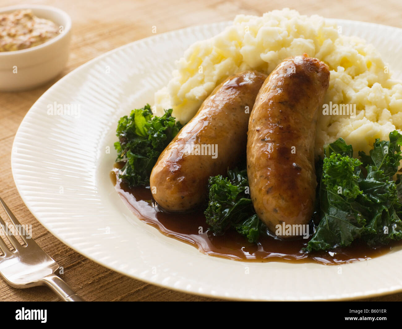 Salsicce di maiale e Mash con cavolo riccio Foto Stock