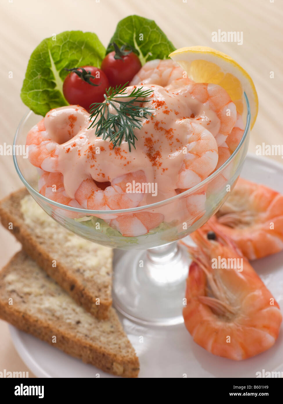 Cocktail di gamberi in un bicchiere con pane marrone Foto Stock