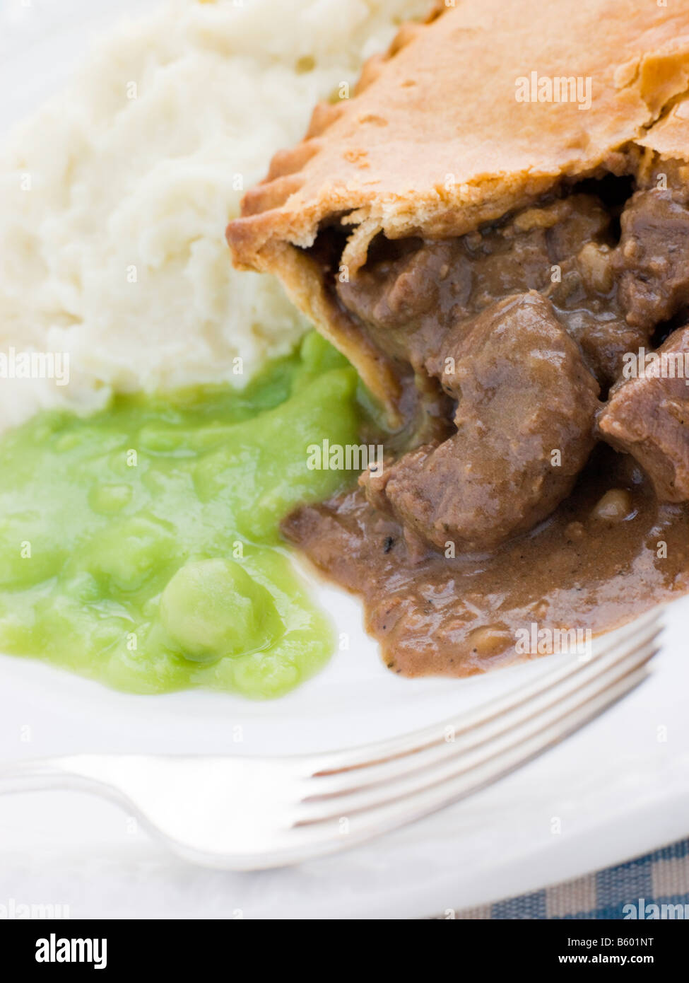 Steak Pie e schiacciare con fiacco piselli Foto Stock