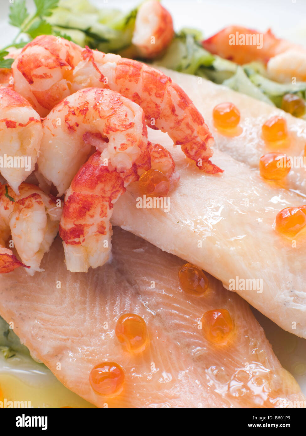 Filetti di trota affumicata con cetriolo sottaceto Caviale e code di gamberi di fiume Foto Stock