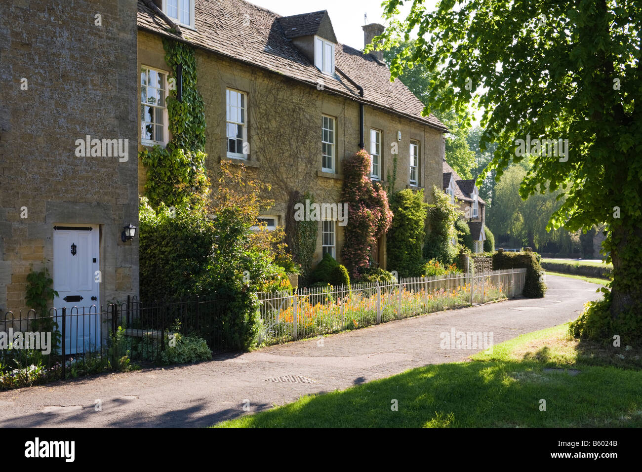 La mattina presto nel villaggio Costwold di Lower Slaughter, Gloucestershire Foto Stock