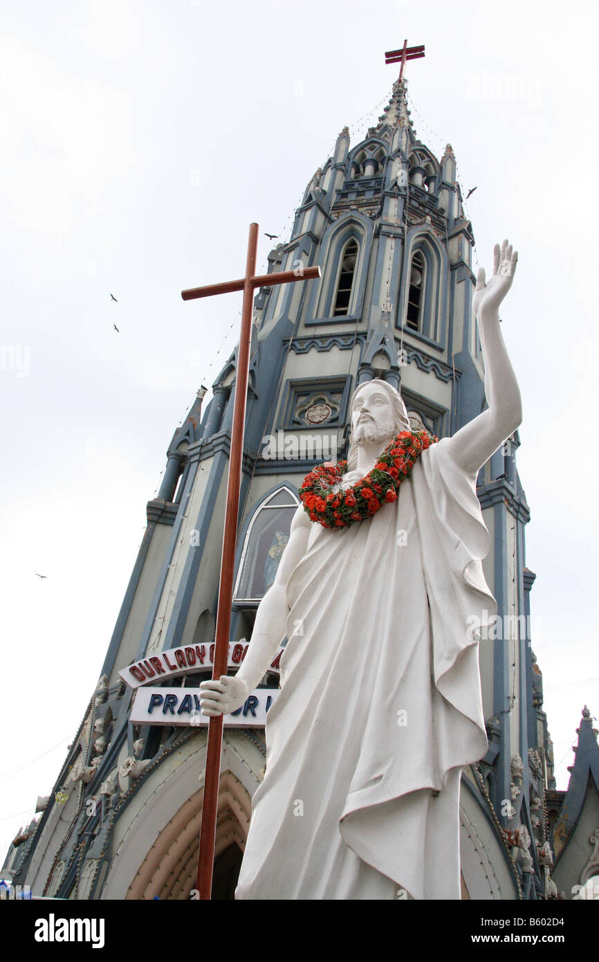 Una statua di Gesù Cristo di fronte alla chiesa di Santa Maria in Bangalore, India. Foto Stock
