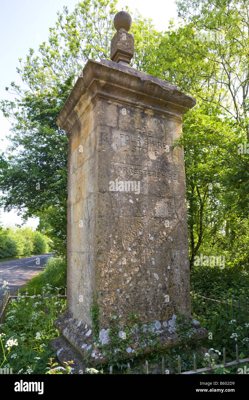 The Four Shire Stone, un pilastro di pietra del Cotswold vicino a Moreton a Marsh, Gloucestershire, Regno Unito. Originariamente segnava il luogo di incontro di quattro contee. Foto Stock