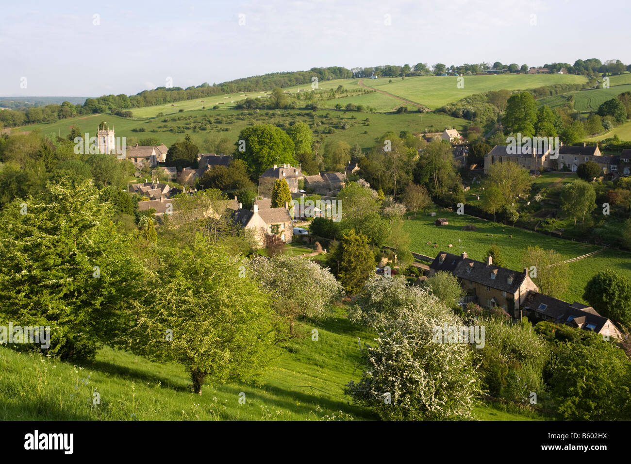 Un inizio di mattina vista del villaggio Costwold di Naunton, nella valle del neonato Fiume Windrush, Gloucestershire Foto Stock