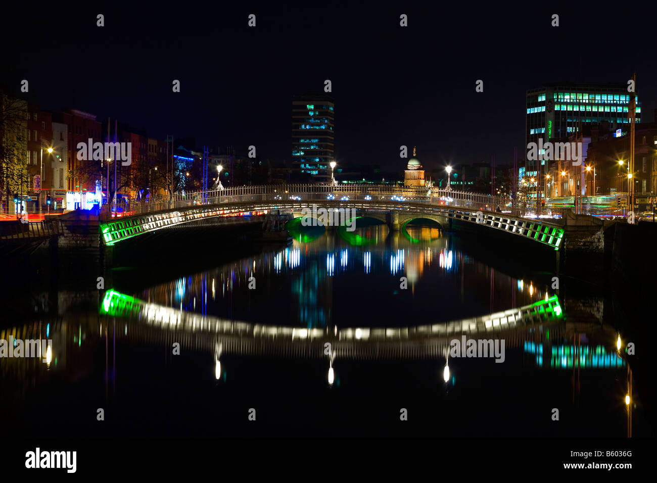 L'Ha'penny Bridge, Dublino, Irlanda sul Rivery Liffey Foto Stock