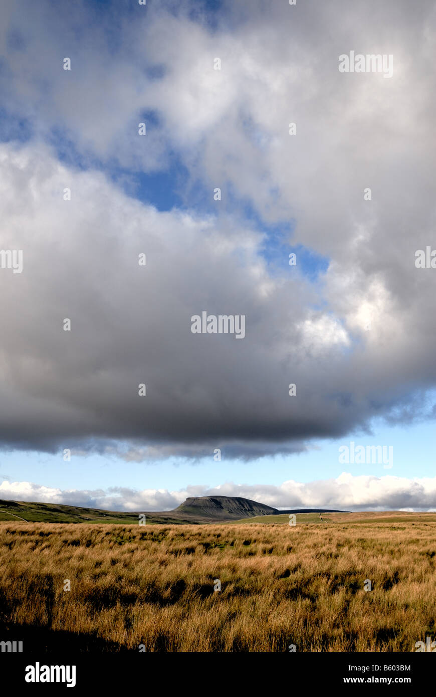 Penyghent montagna invernale con nuvole di tempesta Foto Stock