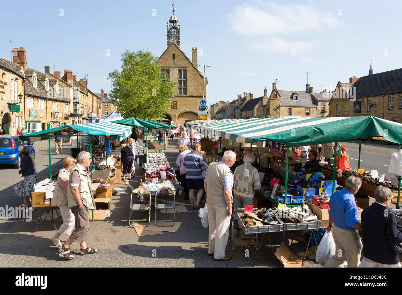 Il mercato regolare Martedì in High Street della città Cotswold di Moreton in Marsh, Gloucestershire Regno Unito Foto Stock