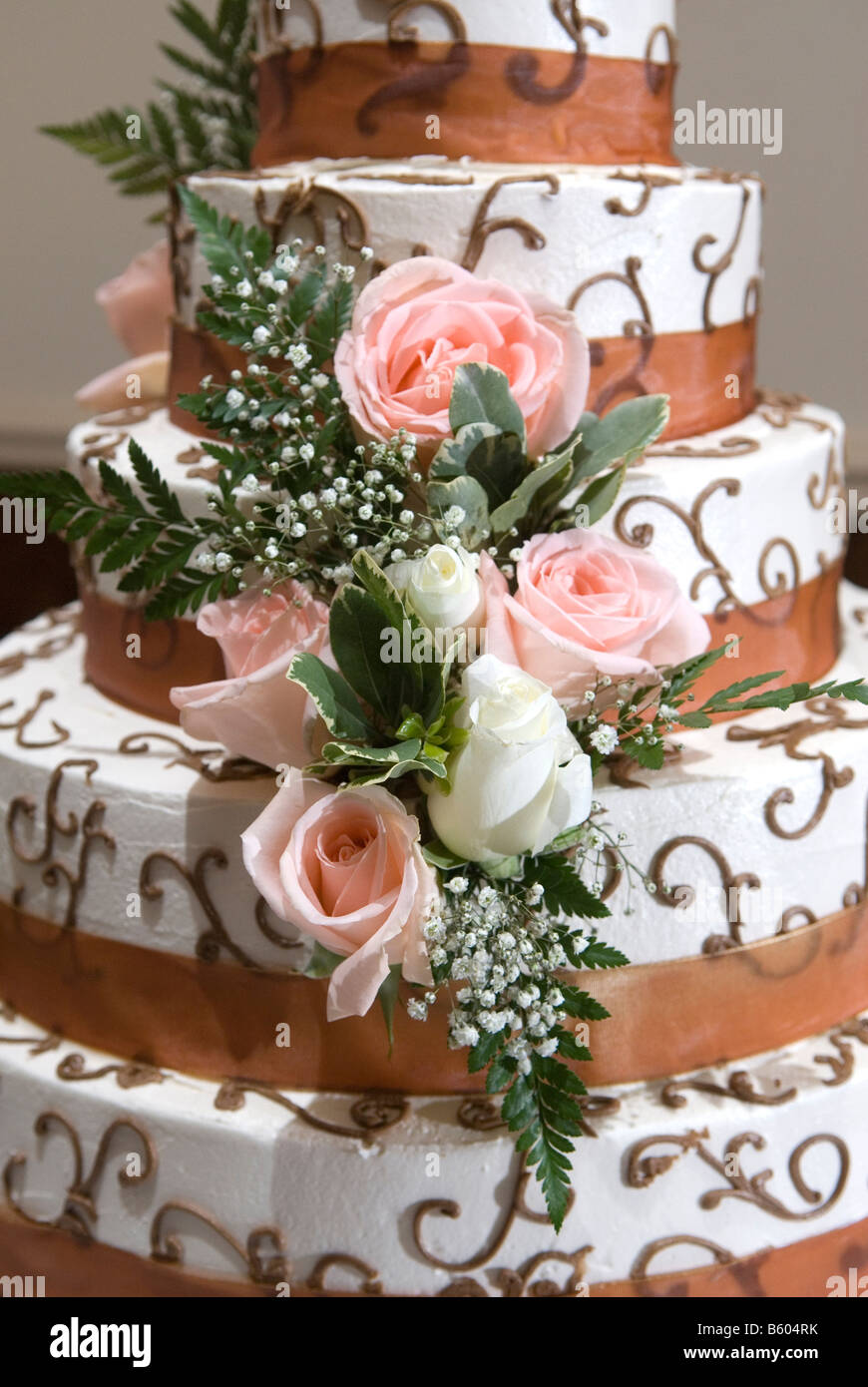 A cinque strati torta di nozze con decorazioni di rose Foto Stock