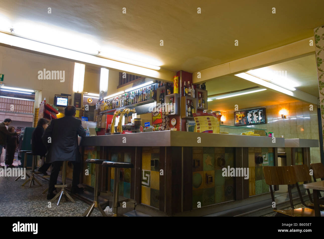 Bar interni nel Barri Gotic quartiere di Barcellona Spagna Europa Foto Stock