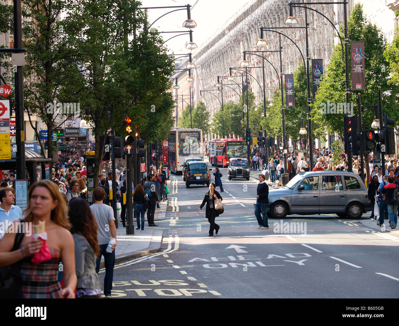 Oxford street quartiere dello shopping con molte persone London REGNO UNITO Foto Stock