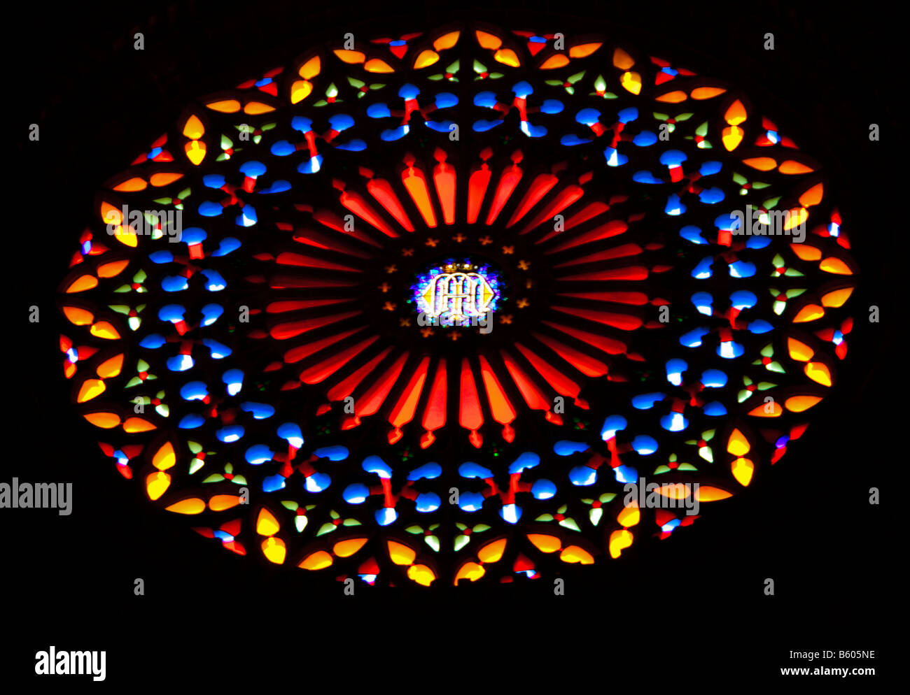 Palma de Mallorca cattedrale di La Seu west end rosone visto dall'estremità est della navata con oltre 1200 pezzi di vetro Foto Stock