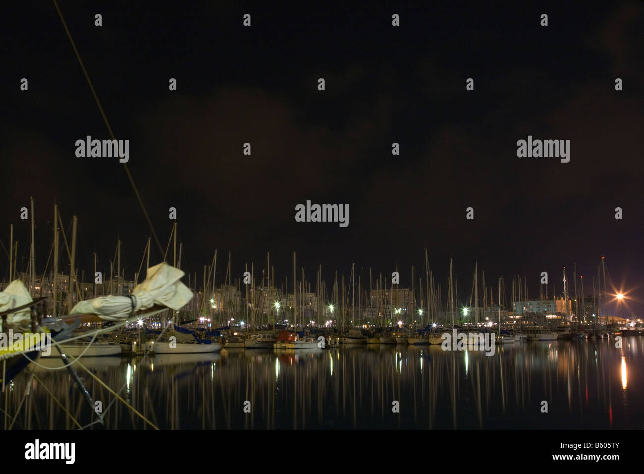 Marina di Barcellona durante la notte con la luce che si riflette sull'acqua, Port Vell di Barcellona, in Catalogna, Spagna Foto Stock
