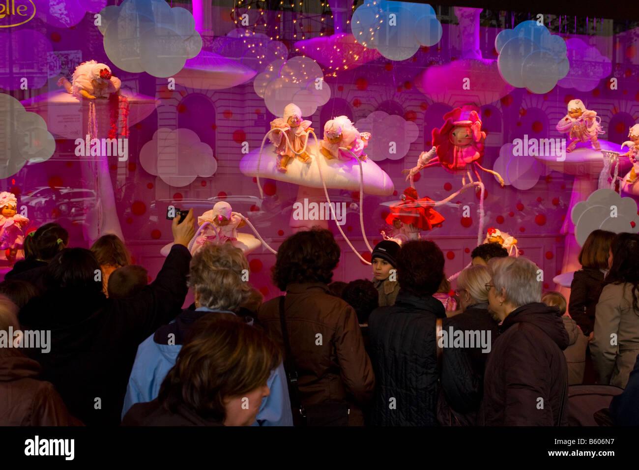 Natale la finestra di visualizzazione a grande magazzino Galeries Lafayette Paris Francia 2008 Foto Stock