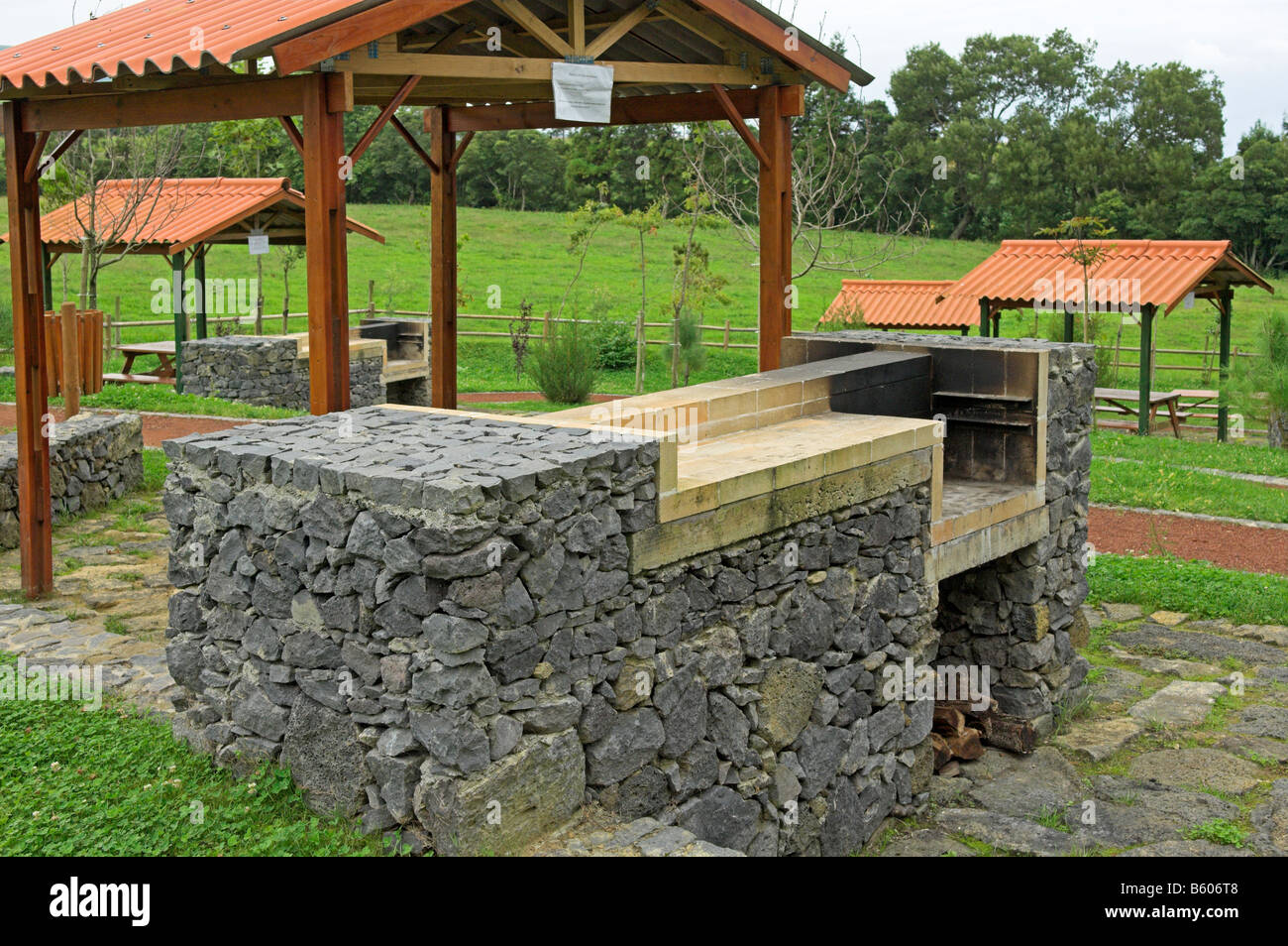 Strada area picnic isola Sao Miguel Azzorre Portogallo Foto Stock