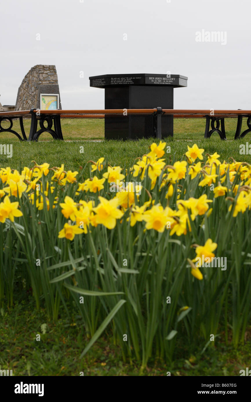 Memorial banco a assassinato adolescente ben Bellamy, a Swansea, West Glamorgan, South Wales, Regno Unito Foto Stock