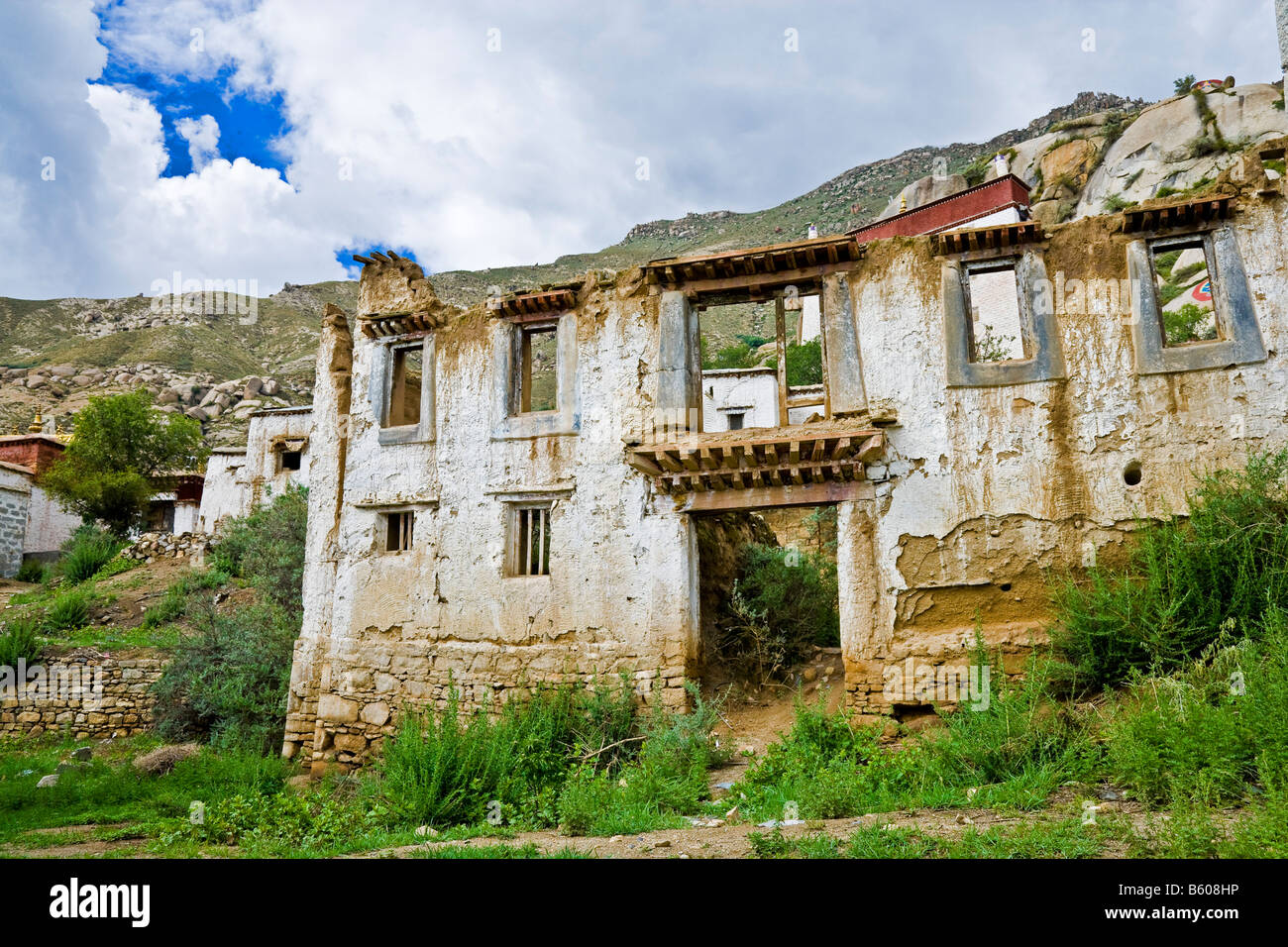 Edificio distrutto durante la rivoluzione culturale al Monastero di Sera, Lhasa, in Tibet. JMH3694 Foto Stock