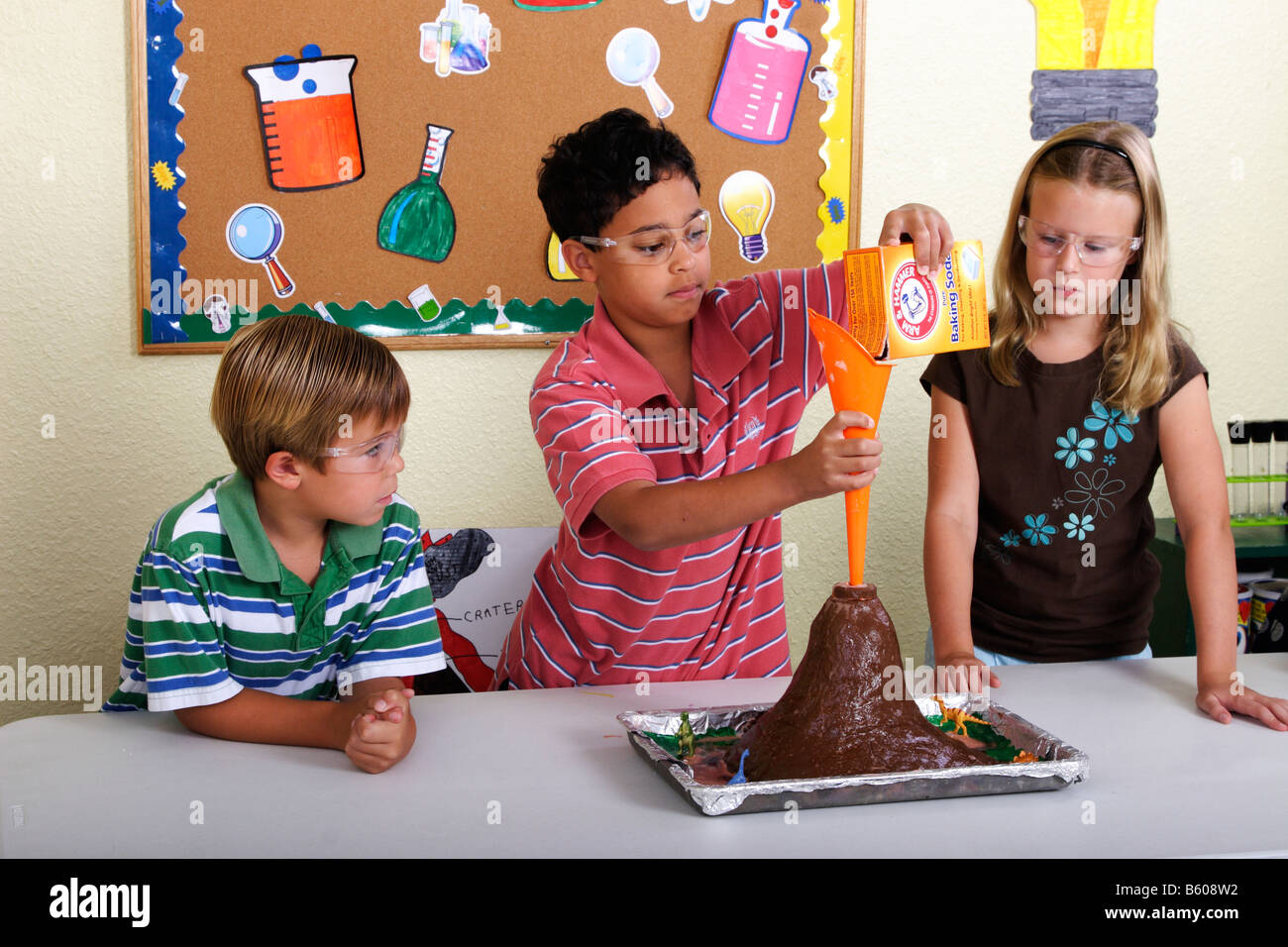 A scuola i bambini lavorano su un vulcano di progetto scientifico Foto Stock