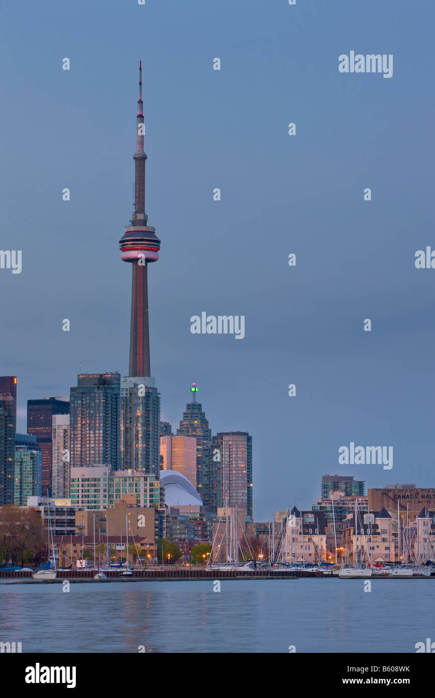 Skyline di Toronto City visto da Ontario Place, Toronto, Ontario, Canada al crepuscolo Foto Stock