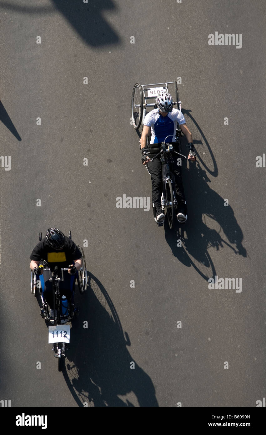 Le persone in carrozzella nella maratona gara visto dal di sopra Foto Stock