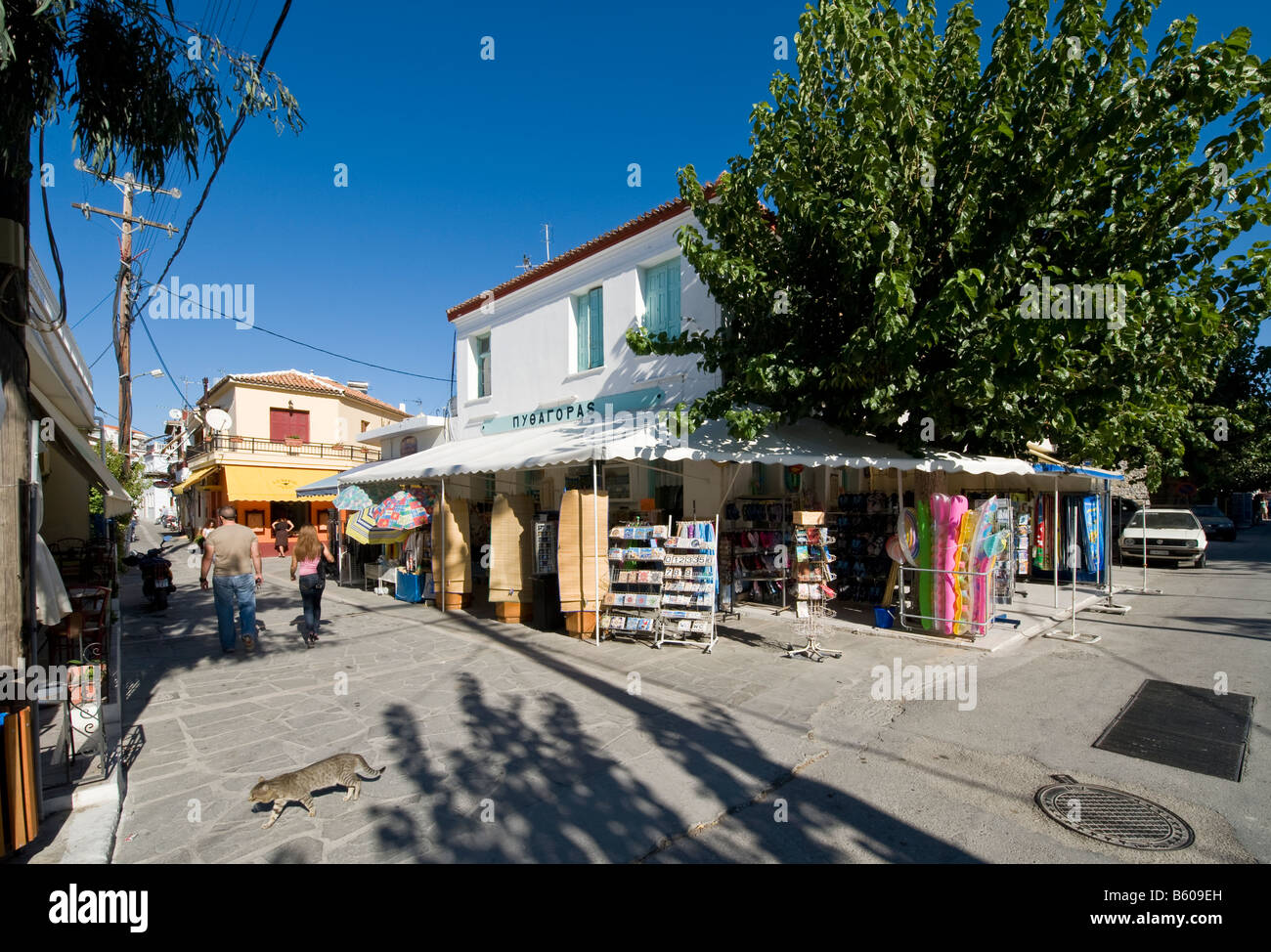 Sunny street in un piccolo villaggio mediterraneo. Foto Stock
