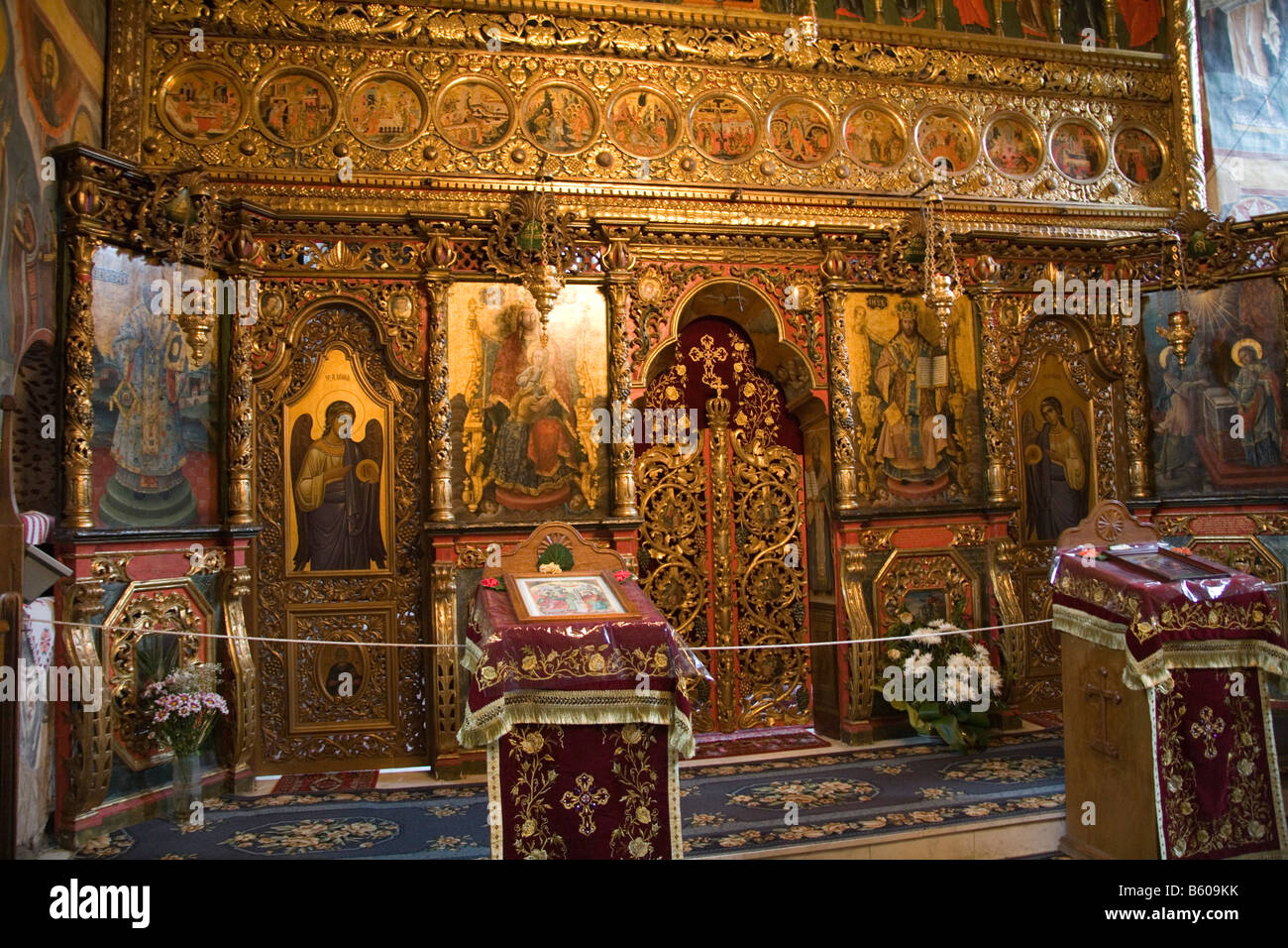 Bucovina Moldavia Romania Europa settembre il altamente decorato altare nella chiesa del Monastero Moldovita risalente al 1532 Foto Stock