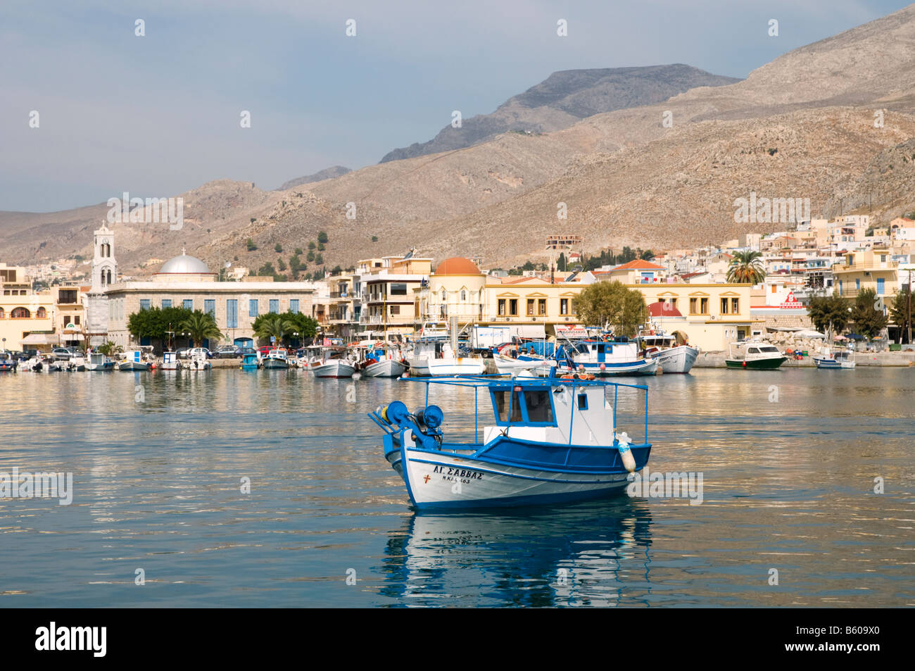 Piccola barca da pesca nel porto di Kalymnos Grecia Foto Stock