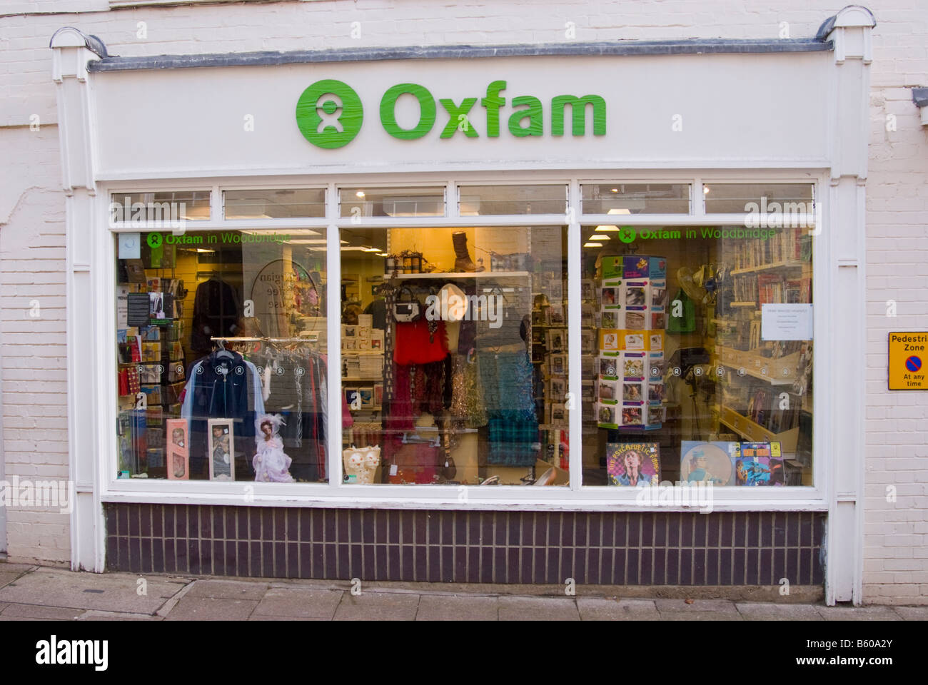 Oxfam carità shop store di Woodbridge,Suffolk, Regno Unito Foto Stock