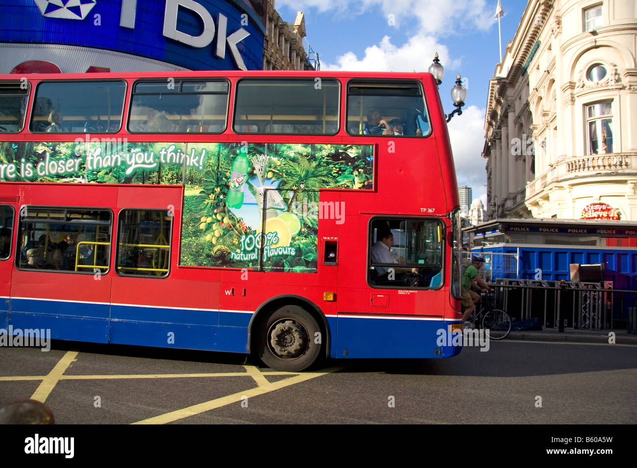 Double Decker bus in Londra Inghilterra Foto Stock