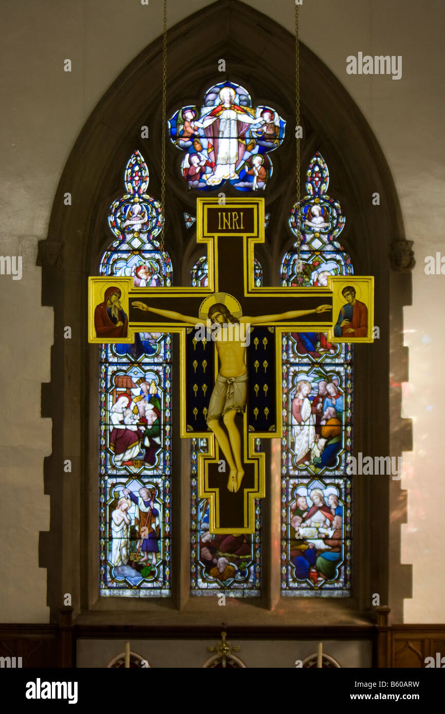 Chiesa croce di fronte a una finestra di vetro colorato Foto Stock