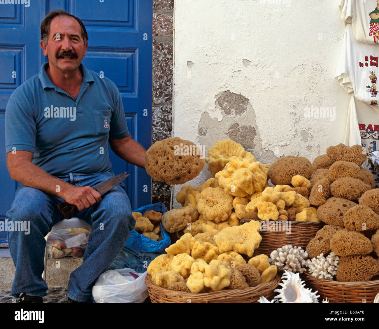 L'uomo vendita di spugne Fira Santorini Isole Greche Grecia Hellas Foto Stock