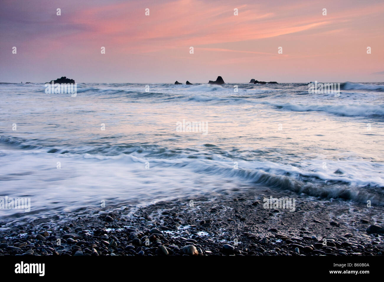 Nuvole rosa sopra l'Oceano Pacifico da Ruby Beach Parco nazionale di Olympic Washington Foto Stock