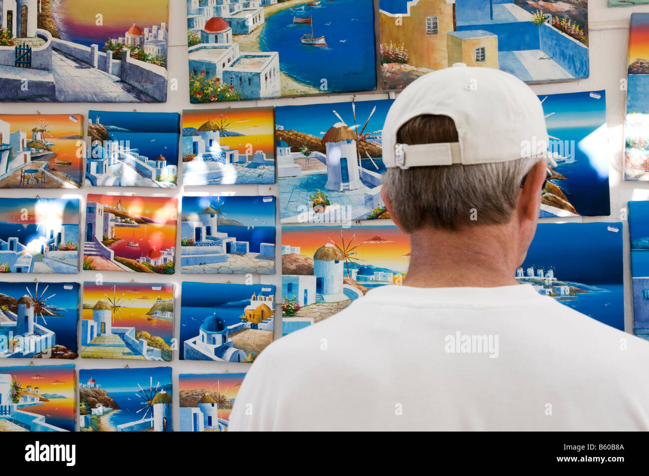 Shop display del prodotto in massa le scene turistiche di Mykonos che sono state dipinte a mano in Cina, Grecia Foto Stock