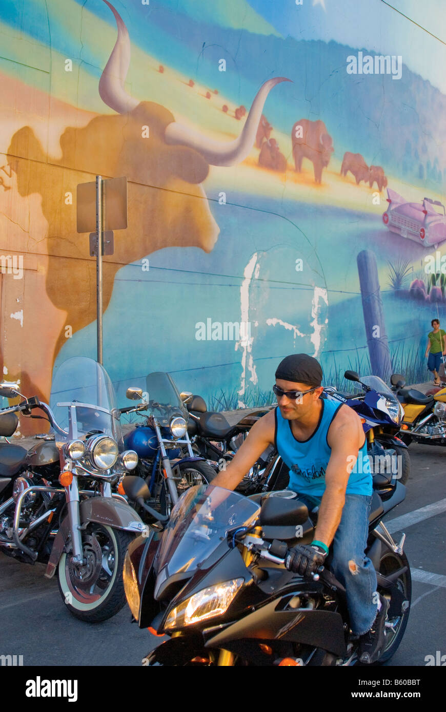 Biker in Longhorn Cadillac murale all'Hard Rock Cafe Sesto Street in Austin Texas USA Foto Stock