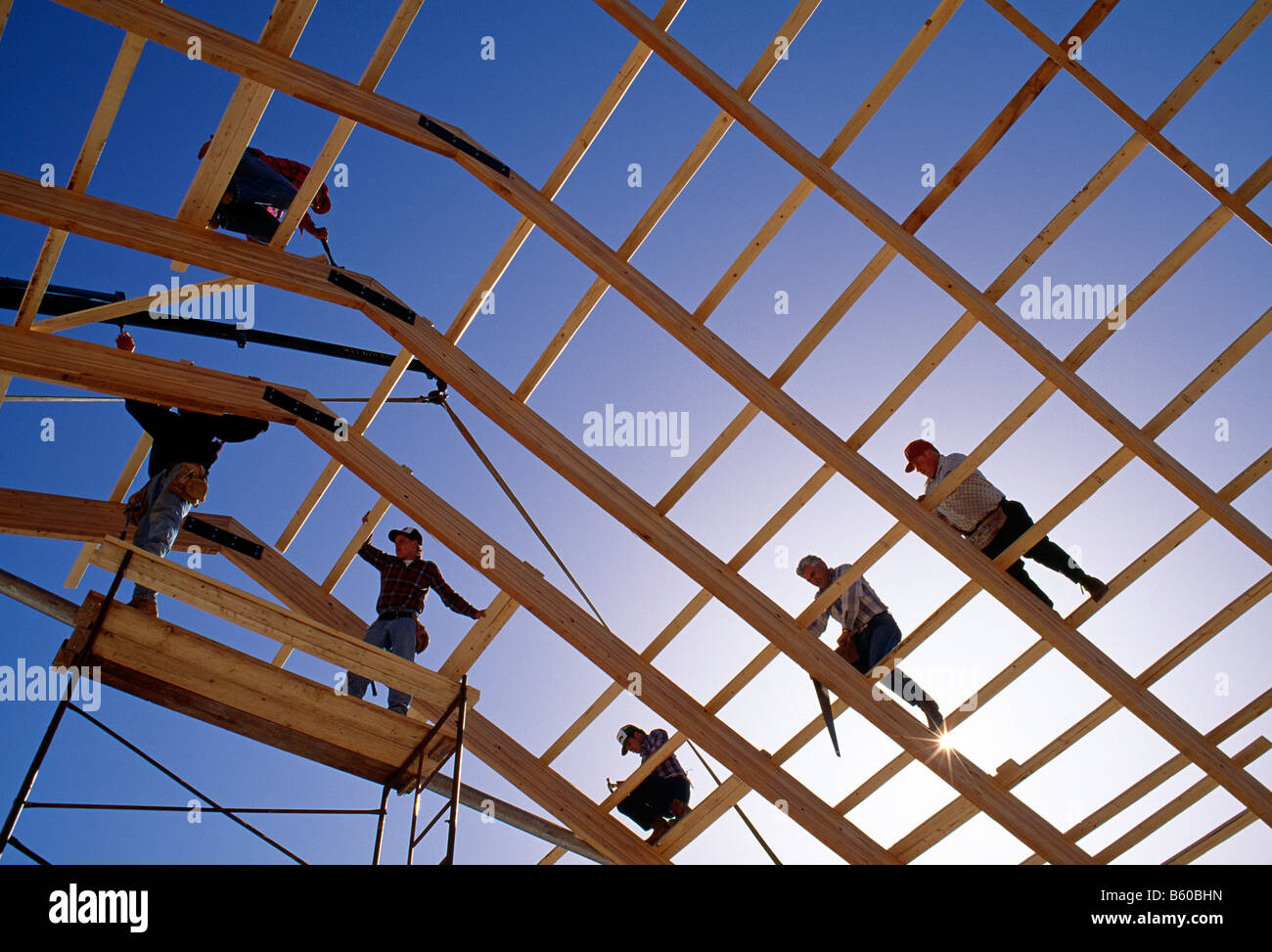 I vicini danno volontariamente il loro aiuto per costruire un fienile Pennsylvania olandese Foto Stock