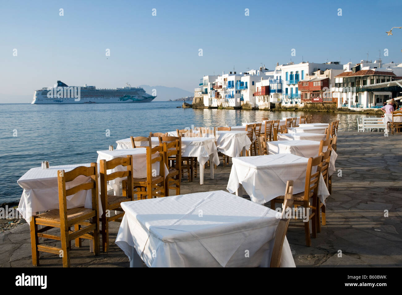 Tabelle vuote al Waterfront Restaurant nella piccola area di Venezia di Mykonos in Grecia Foto Stock